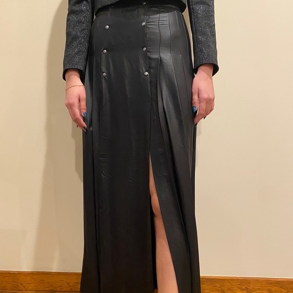 Long pleaded with vent slits - Picture 2 of 5